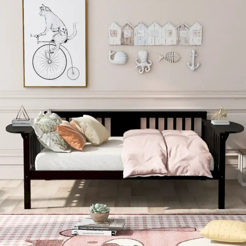 Cama de día de madera tamaño matrimonial con mesa auxiliar y soporte de listones de madera